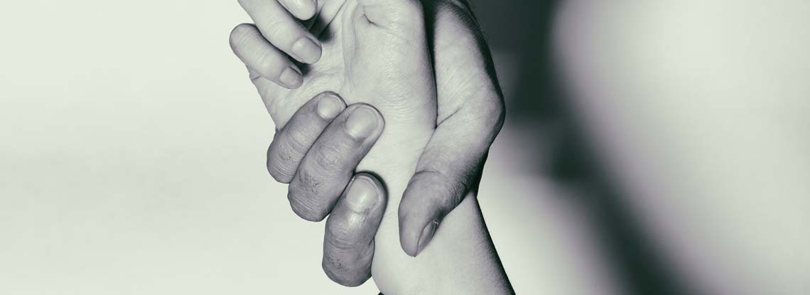 мужская рука держит женскую руку - концепция помощи